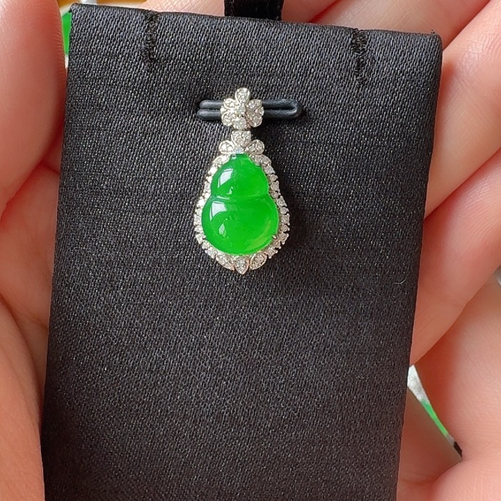 翡翠18K金镶嵌颈饰吊坠