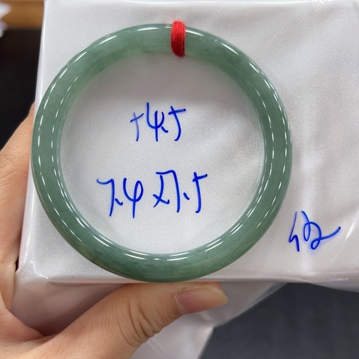 翡翠手镯未镶嵌翡翠