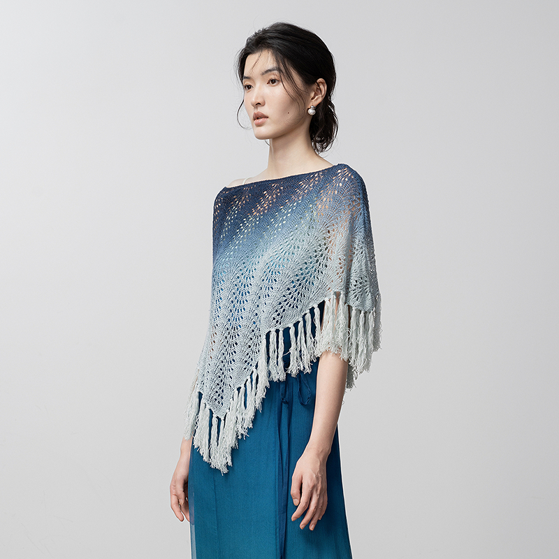 生活在左亚麻流苏披肩青绿渐变度假风镂空针织2026早春新款外搭女