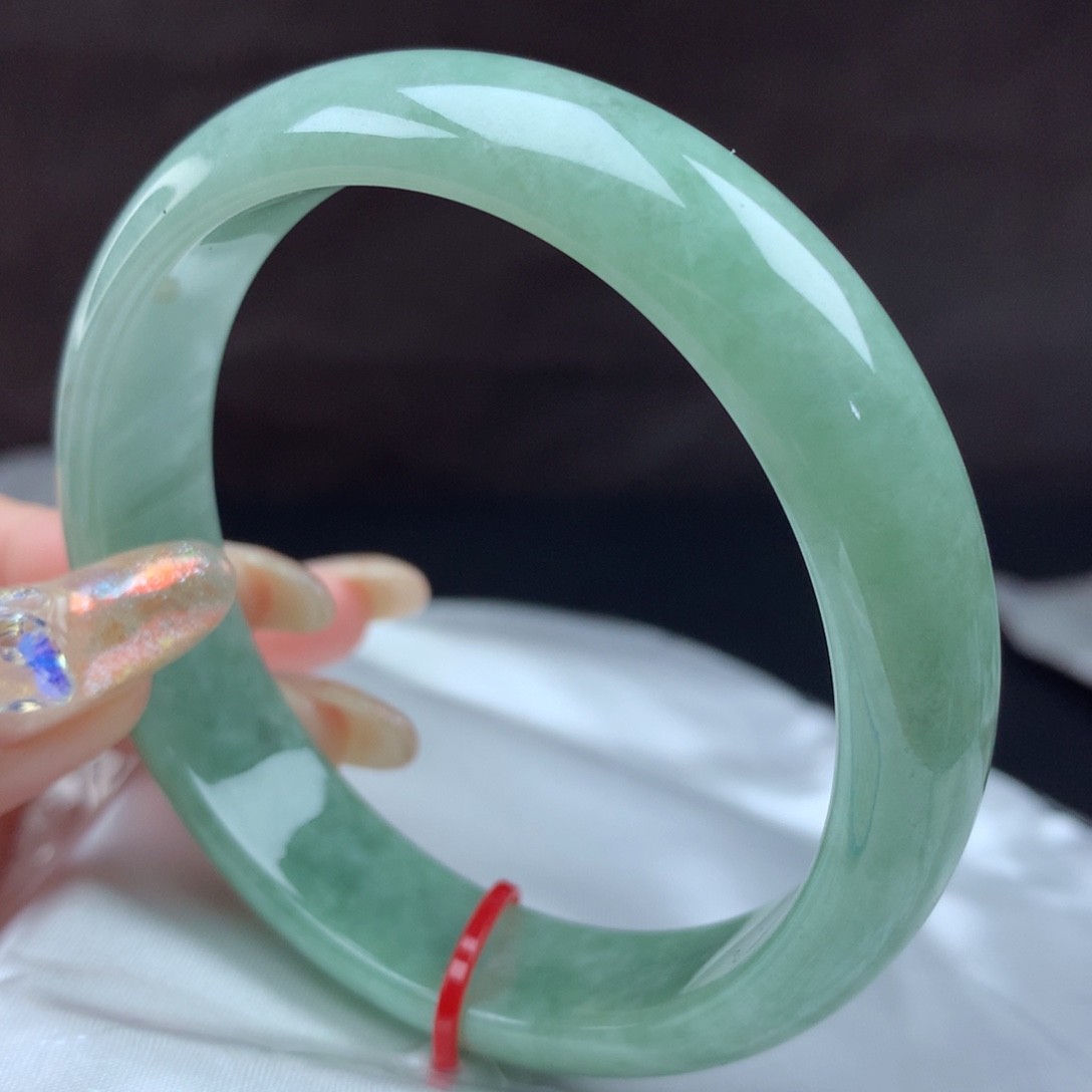 翡翠手镯未镶嵌50051。