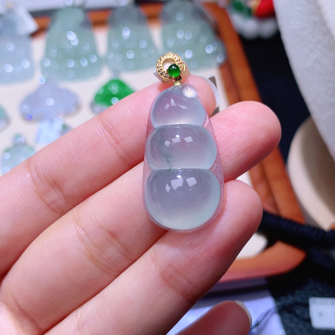 颈饰18K金镶嵌翡翠福豆