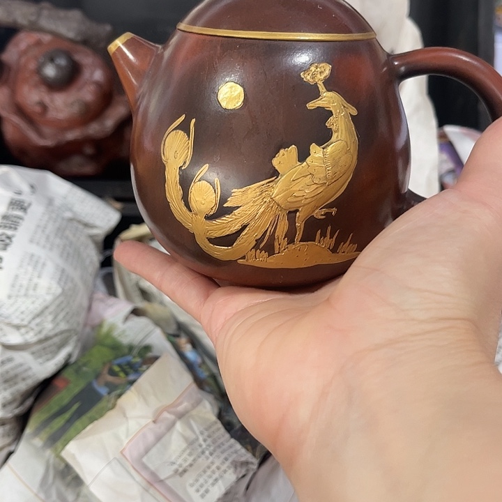 茶壶紫泥原矿泥料手工制作的一把紫砂壶。