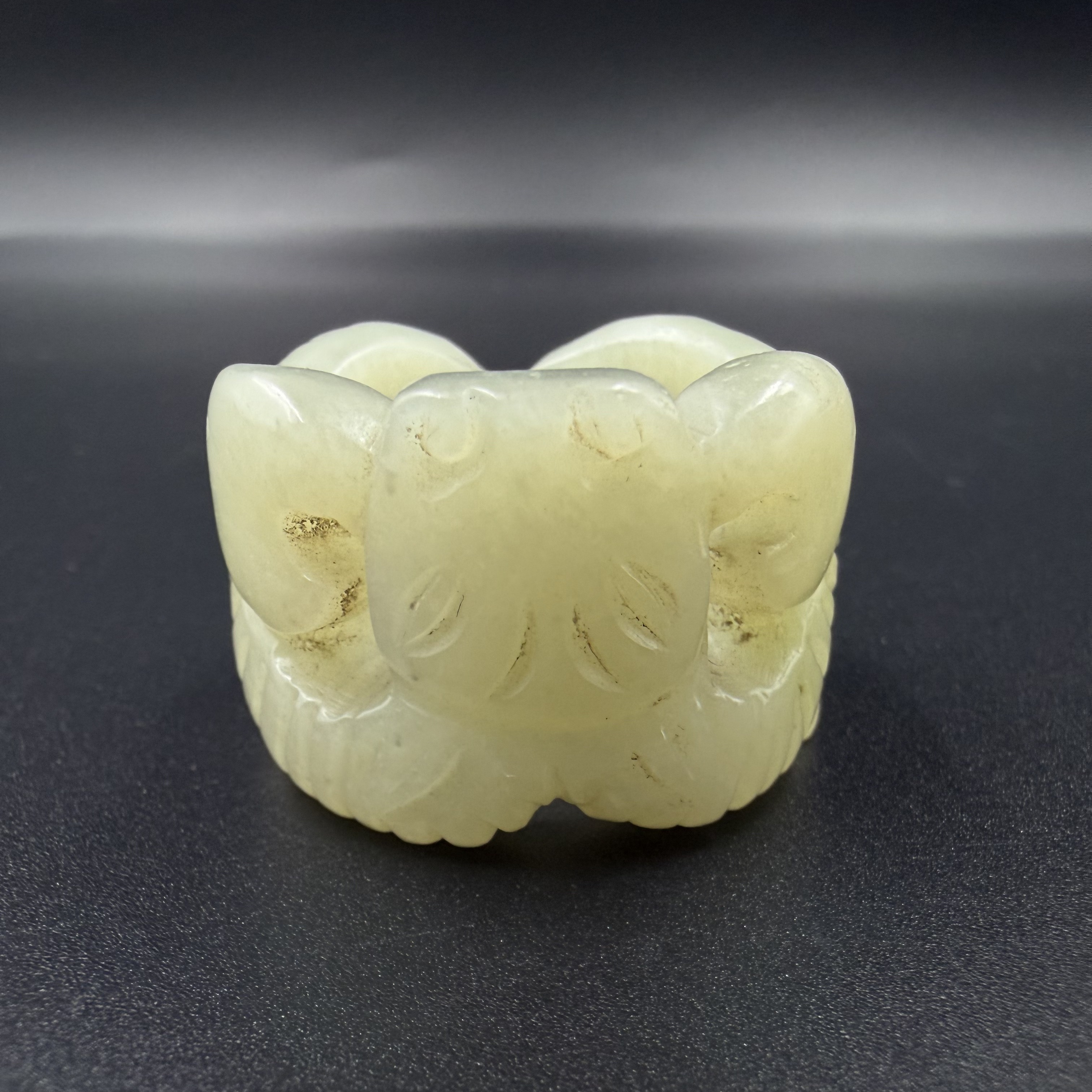 旧藏  牛转乾坤牛角镂空和田玉扳指