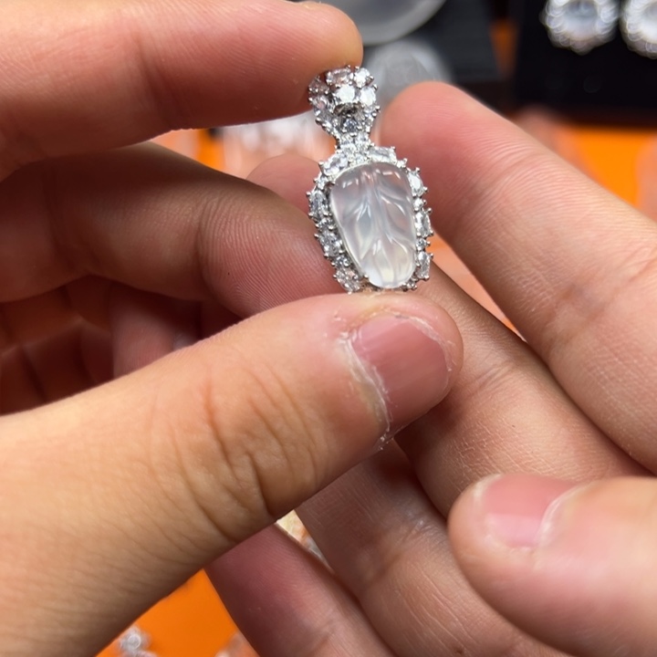 石英质玉合金颈饰叶子