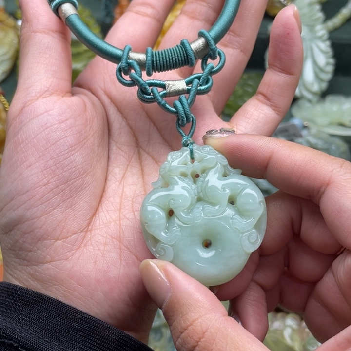 蛇纹石玉吊坠合金