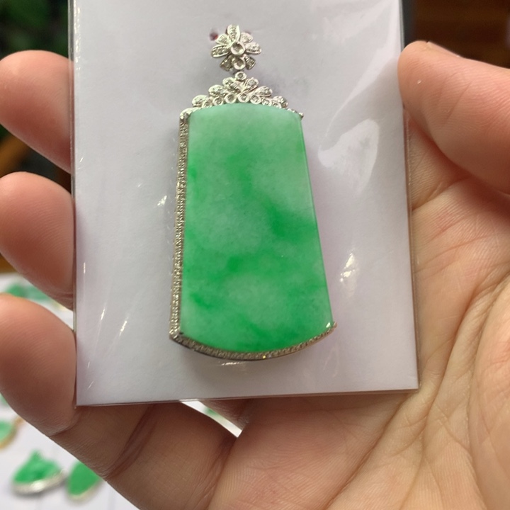 翡翠颈饰18K金镶嵌翡翠吊坠