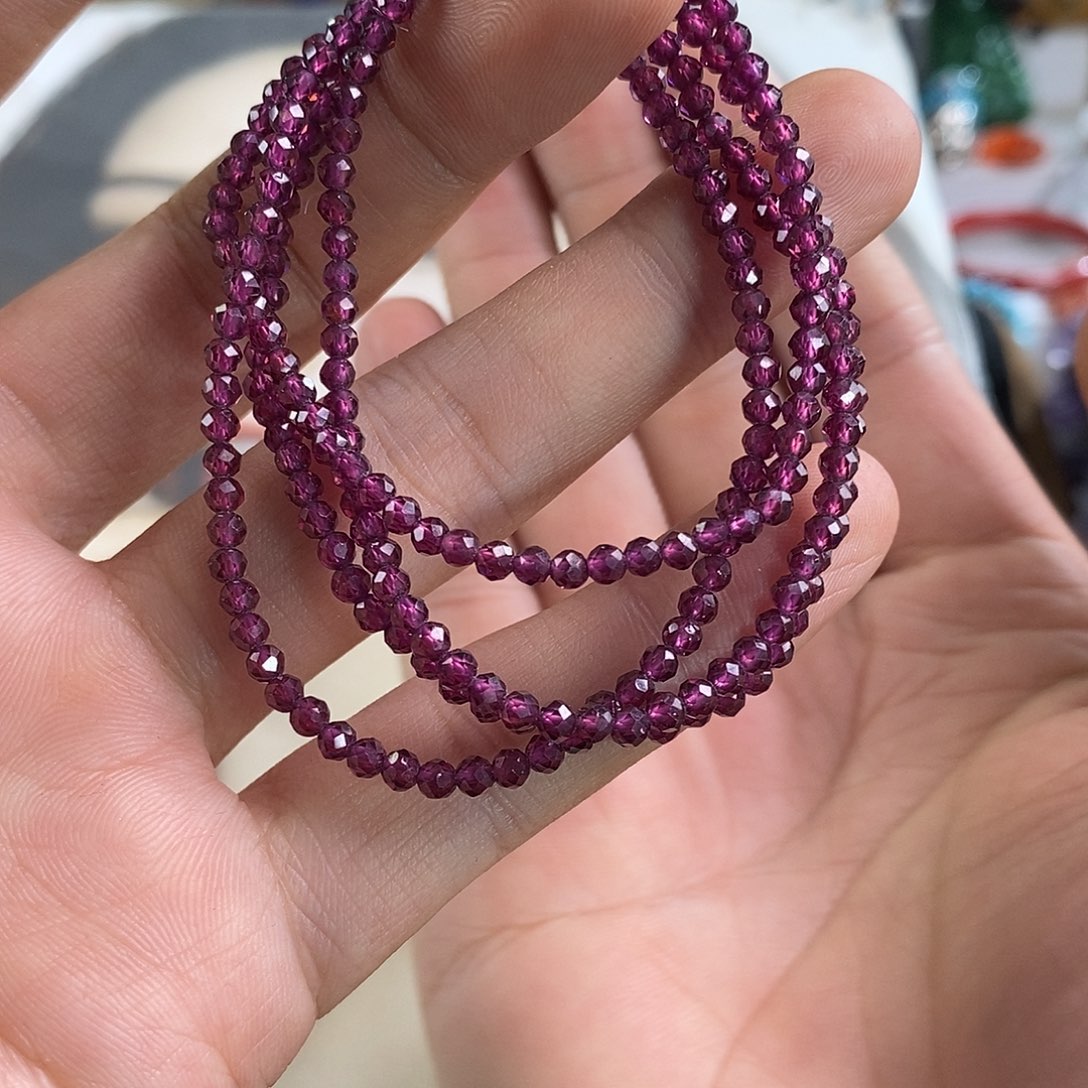 颈饰未镶嵌石榴石切割面