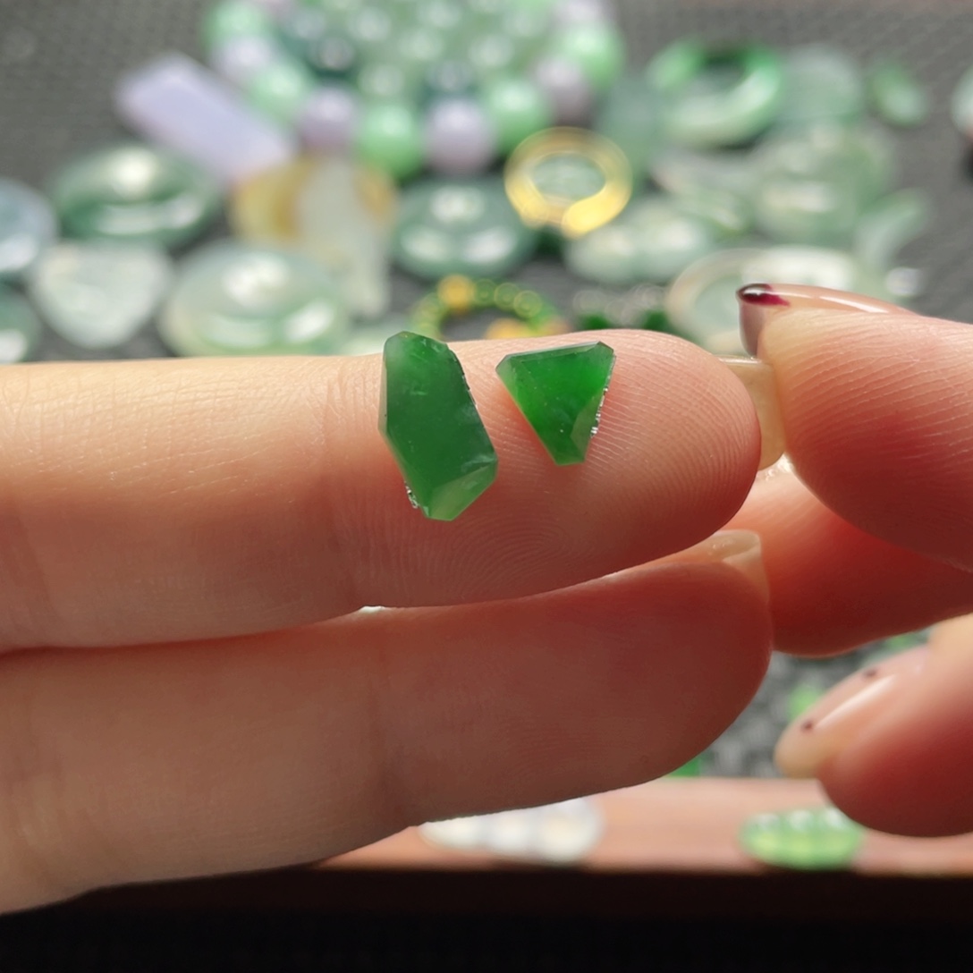 颈饰未镶嵌翡翠   翡翠。