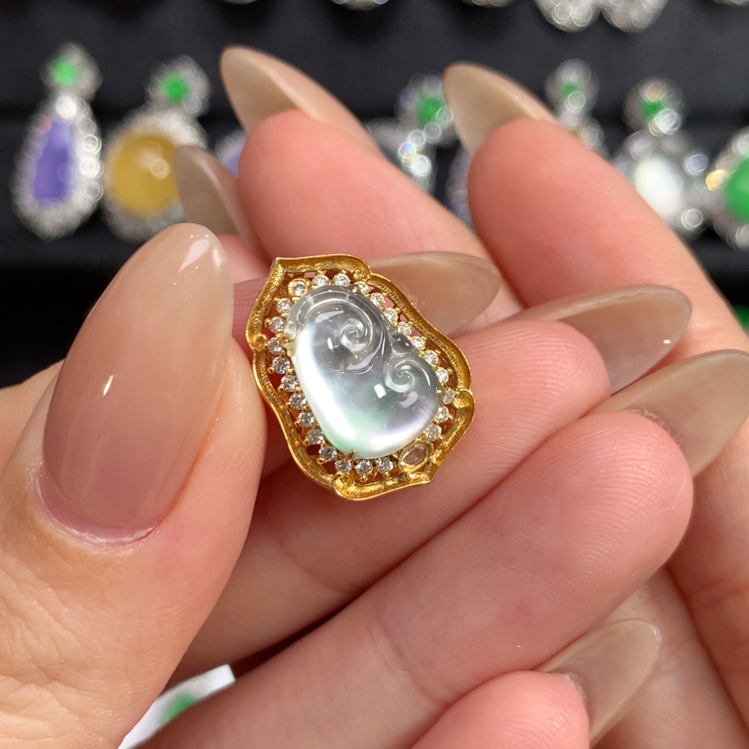 翡翠18K金镶嵌吊坠(赠链)冰玻如意