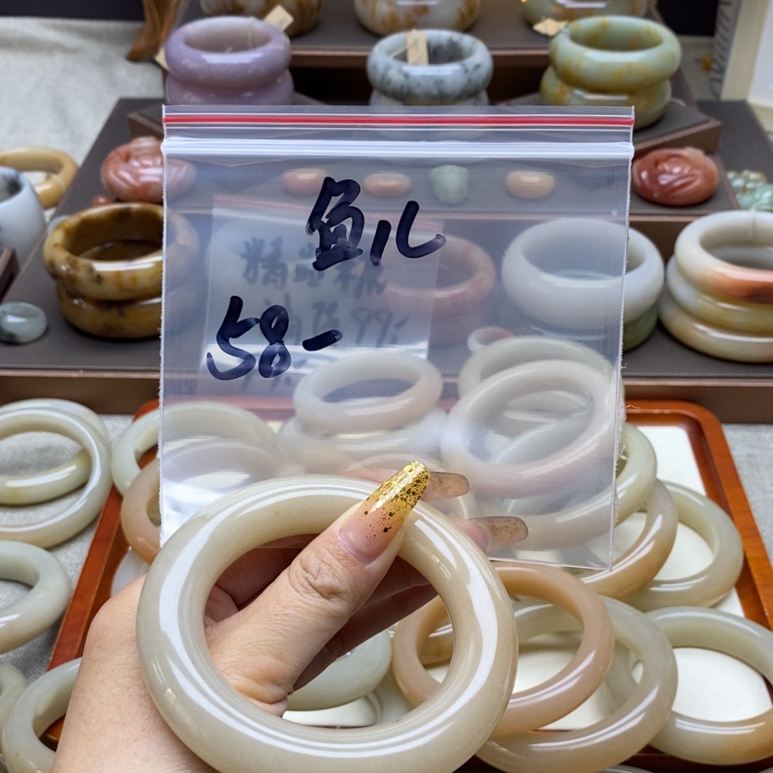 鱼****石英质玉合金手镯