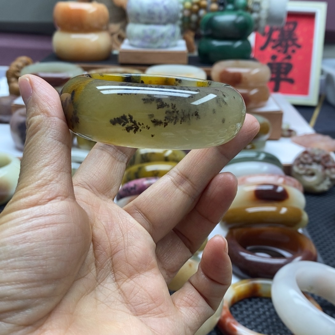 蛋***蛋石英岩玉手镯未镶嵌