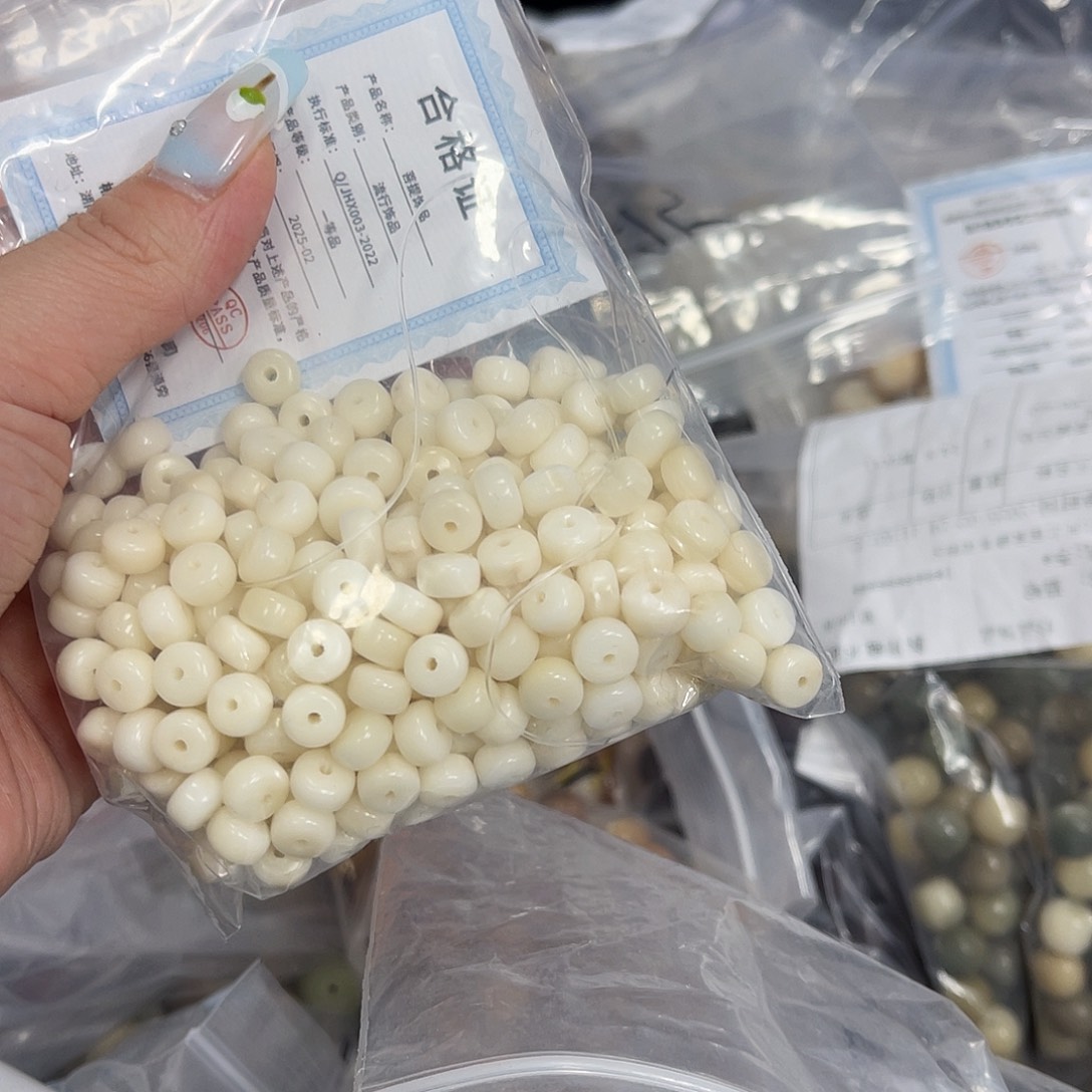 白玉菩提吊坠z微瑕8mm/80颗