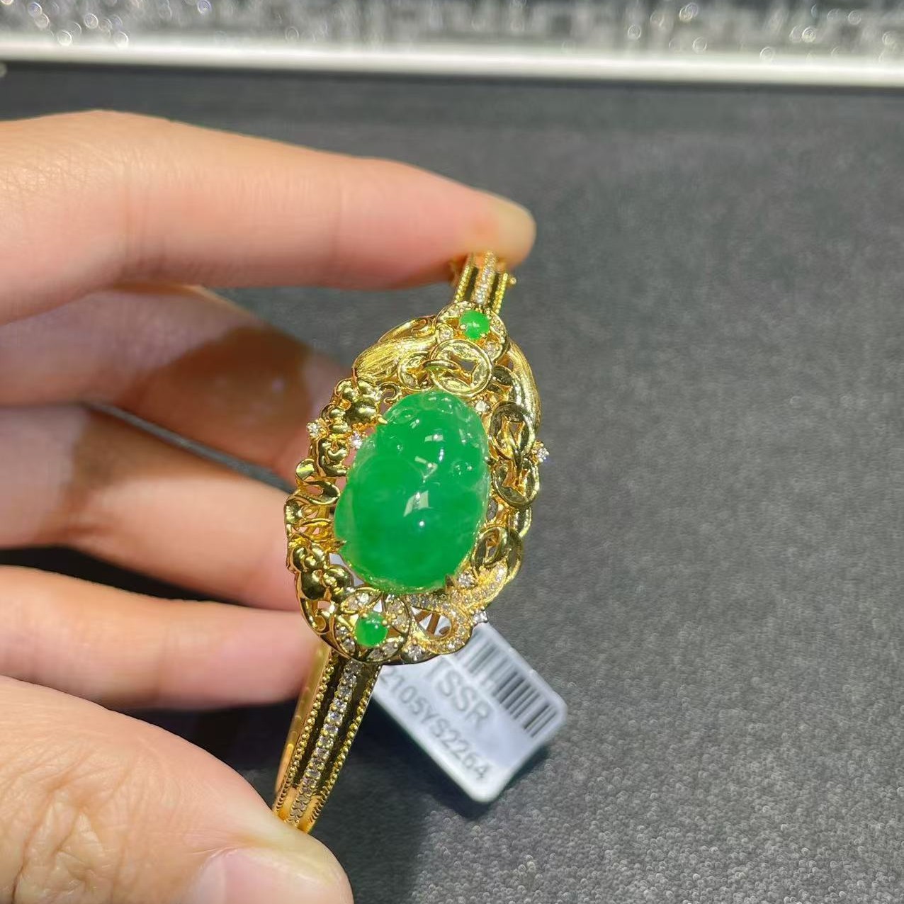 18k金镶嵌缅甸A货翡翠(不含链)