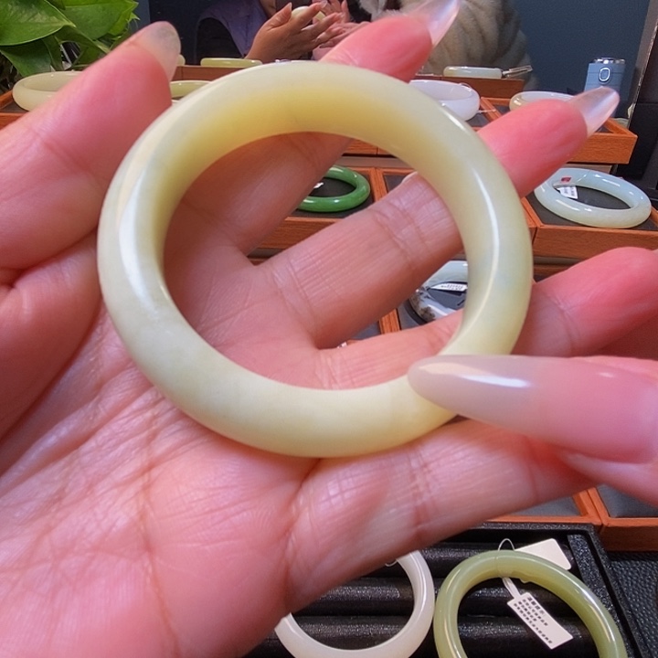 和田玉未镶嵌手镯