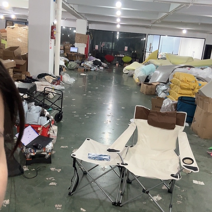 米白色折叠方桌躺椅