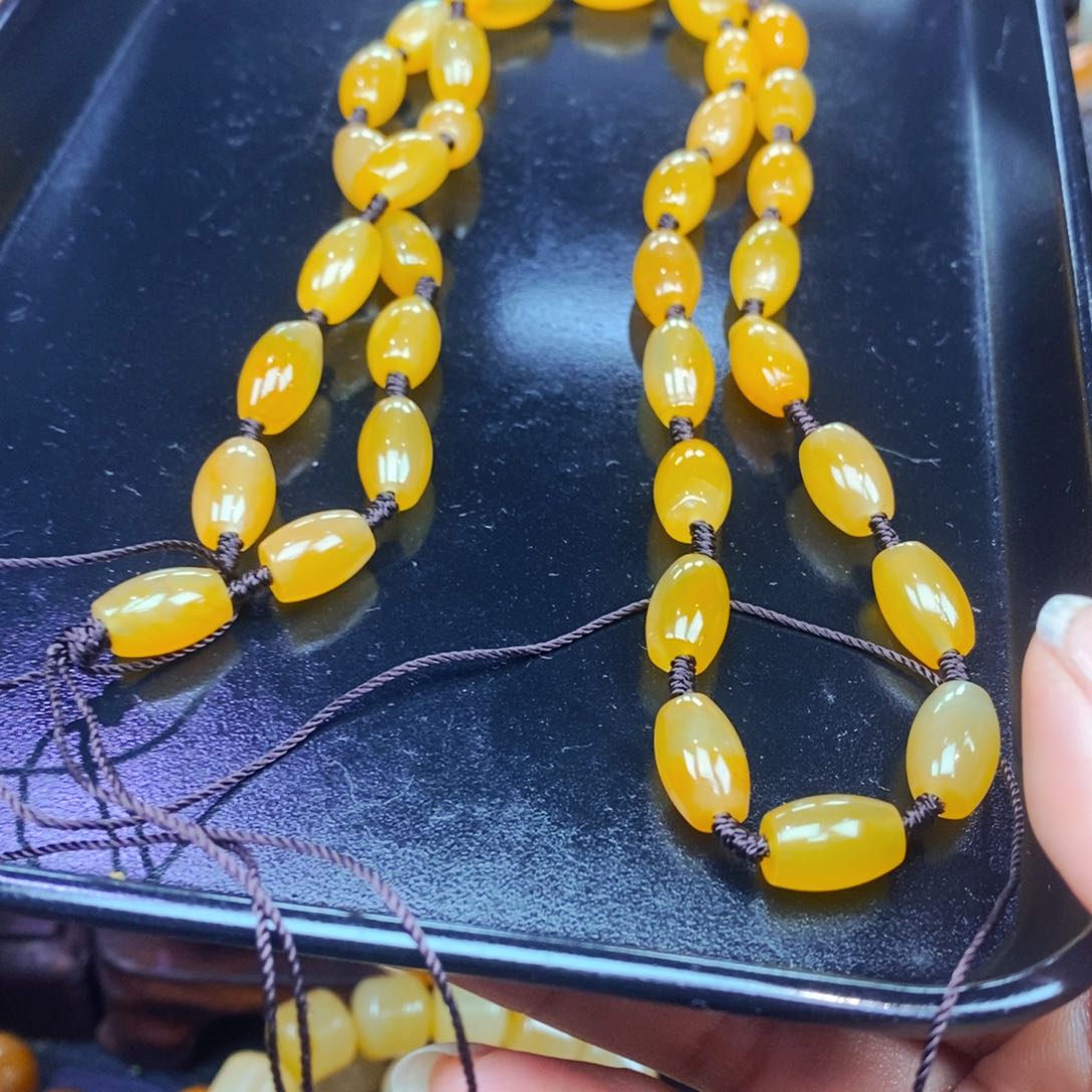 未镶嵌石英质玉（黄龙玉）颈饰