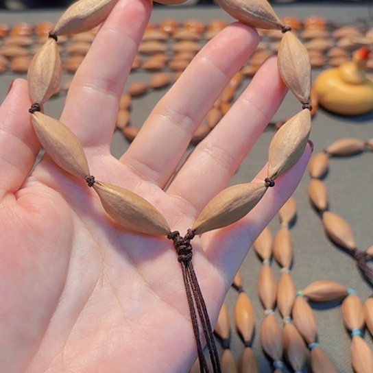 1.1小柳叶水晶核手串