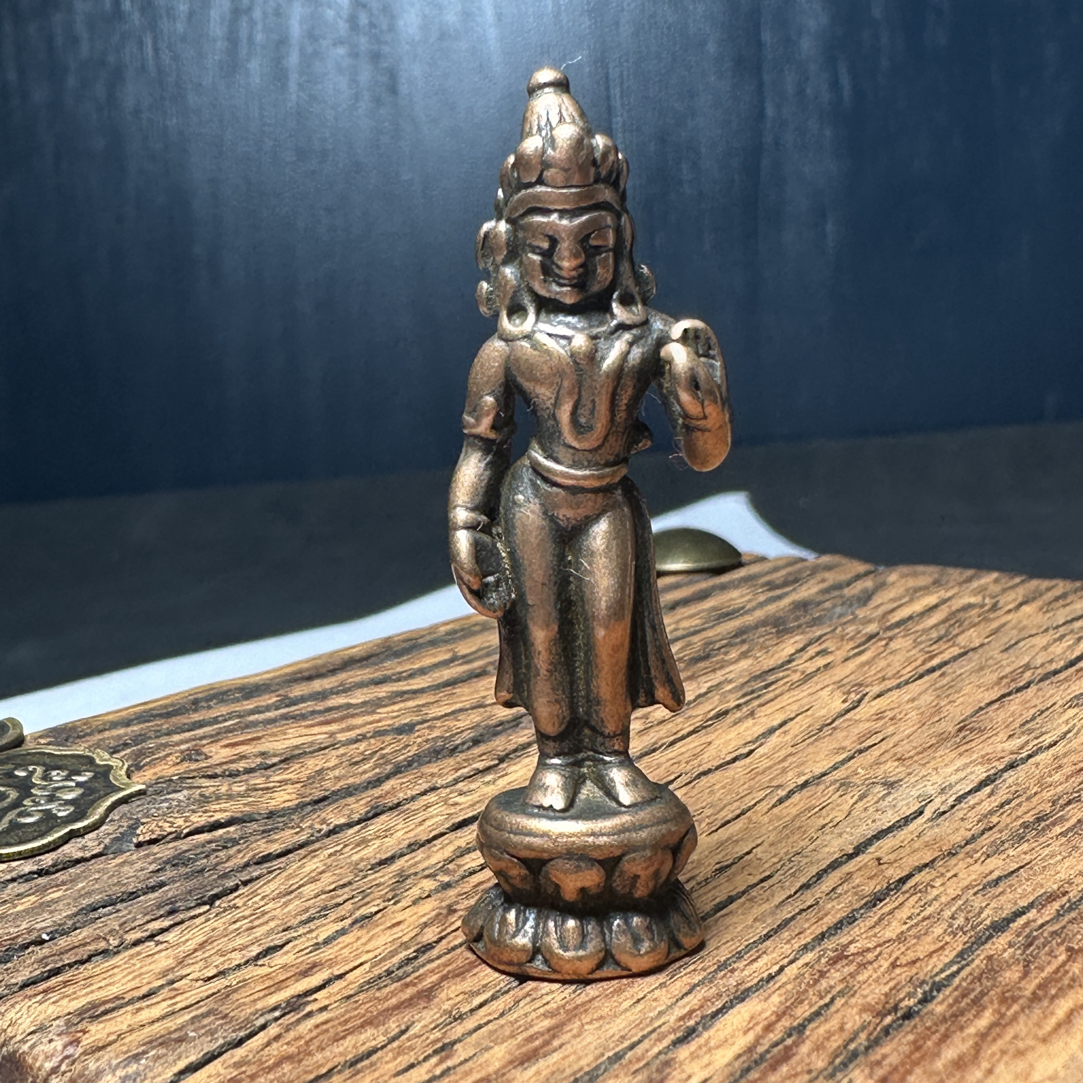 藏传文玩莲花手观音 发黑版天铁 可摆 可带 尺寸 高4.6