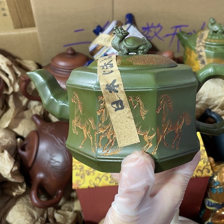 茶壶紫砂原矿泥料，手工制作的一把紫砂壶。