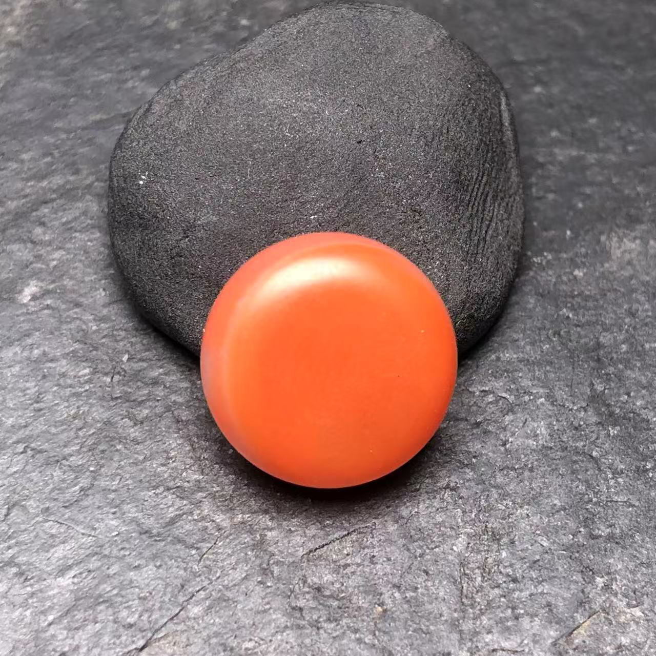 川料南红玛瑙手工打磨小圆牌直径12.8厚5.8毫米，无裂