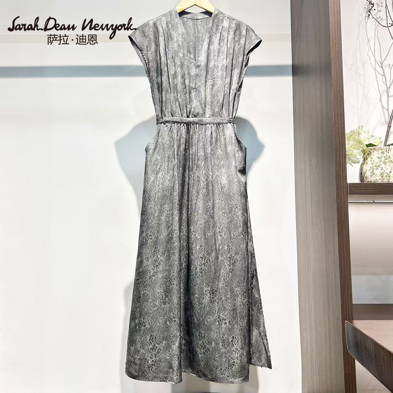 【萨拉迪恩】v领无袖时尚气质高端大牌连衣裙