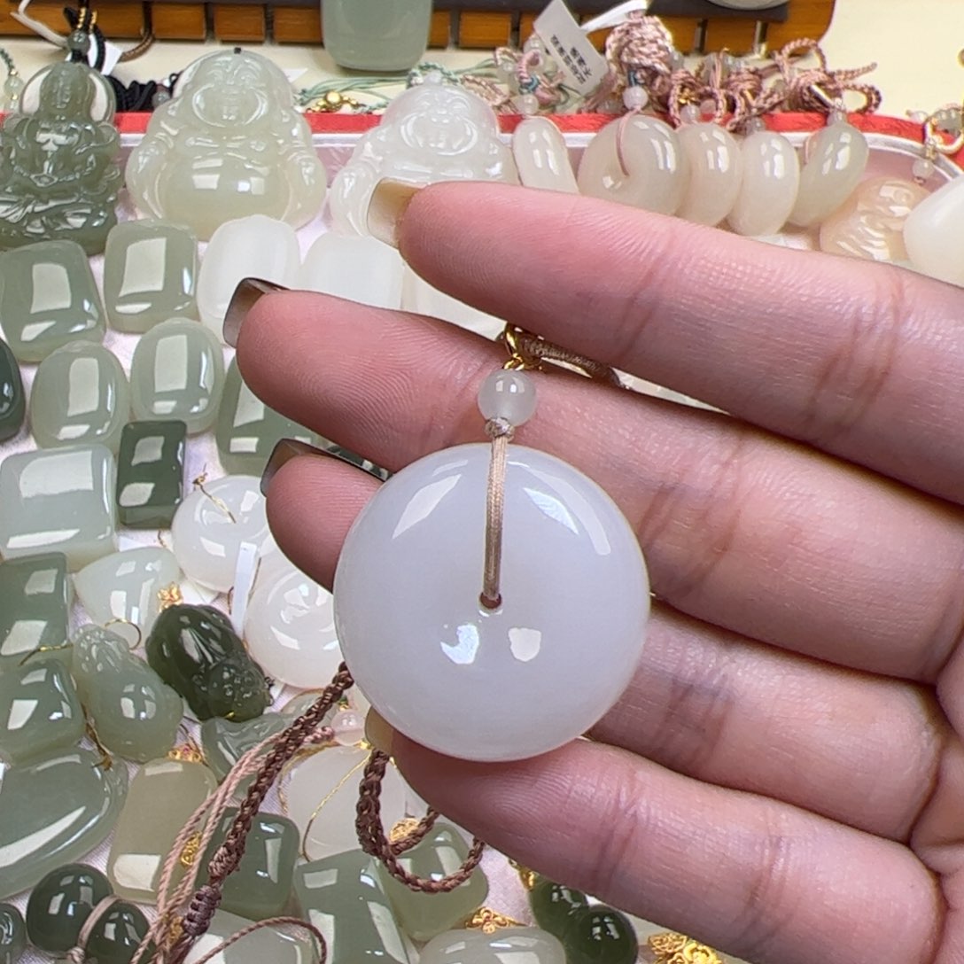 小***香和田玉未镶嵌颈饰