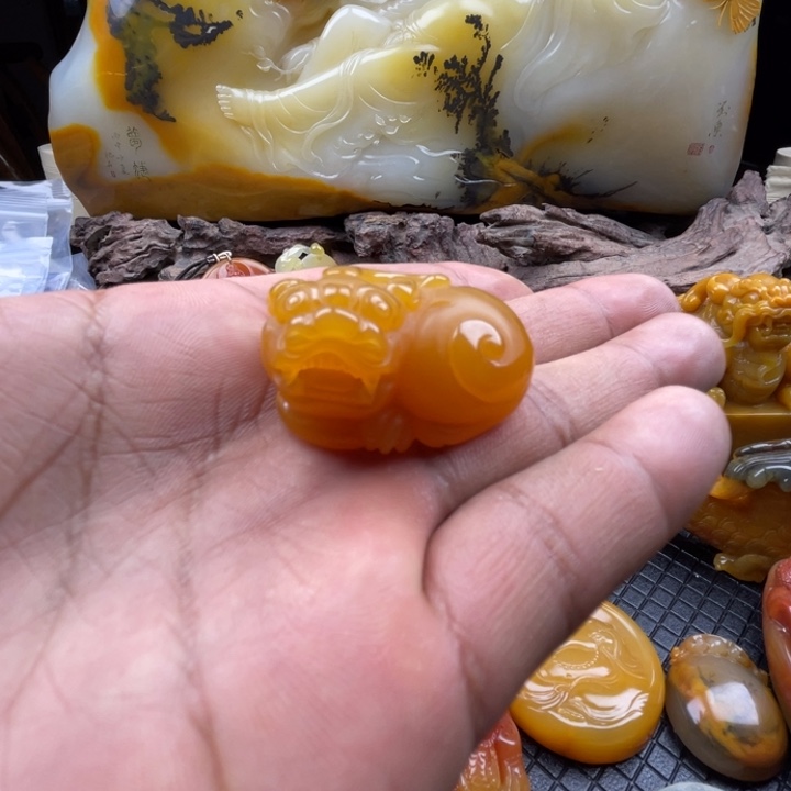 石英质玉（黄龙玉）挂件合金