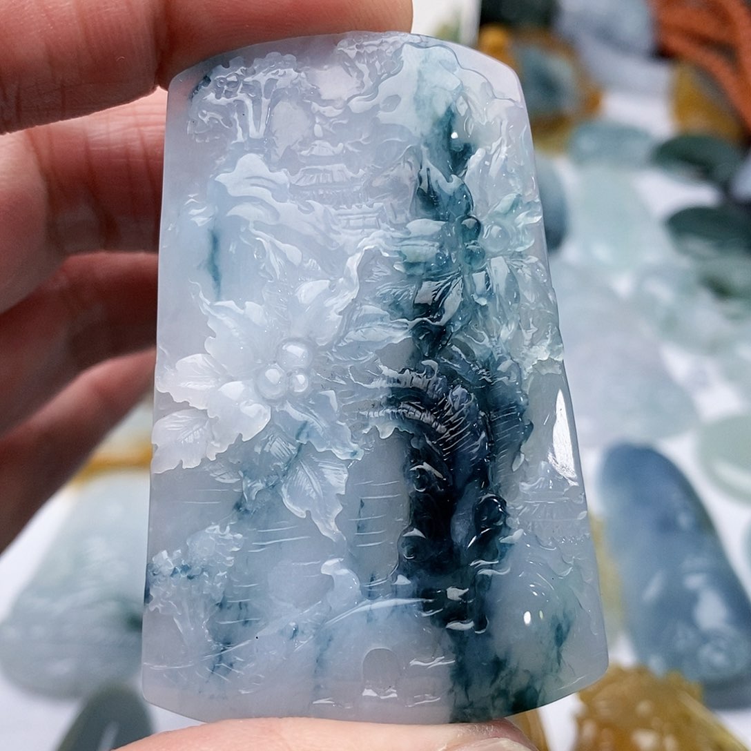 翡翠颈饰未镶嵌天空蓝山水