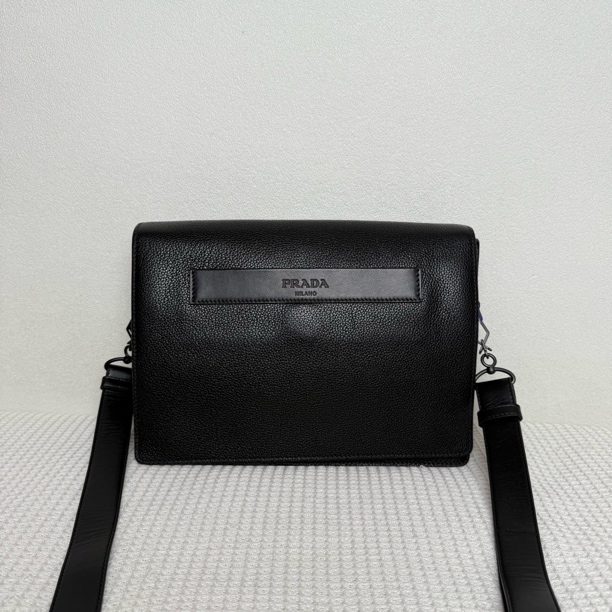 95新 Prada/普拉达 5826/经典时尚黑色全皮荔枝纹邮差包