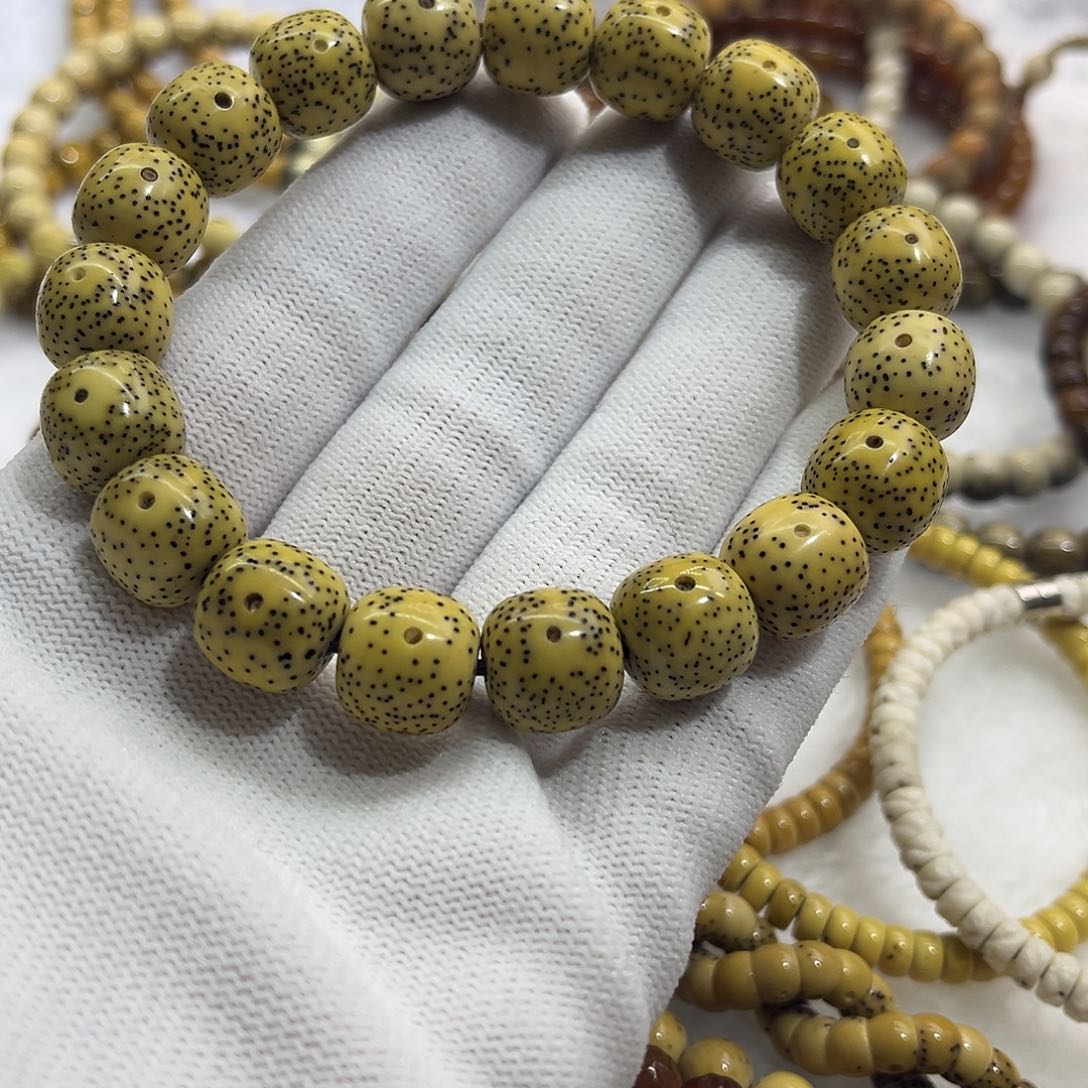 星月菩提吊坠鸡油黄大尺寸