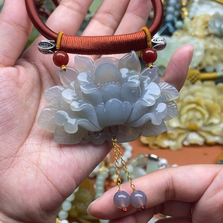 蛇纹石玉吊坠合金