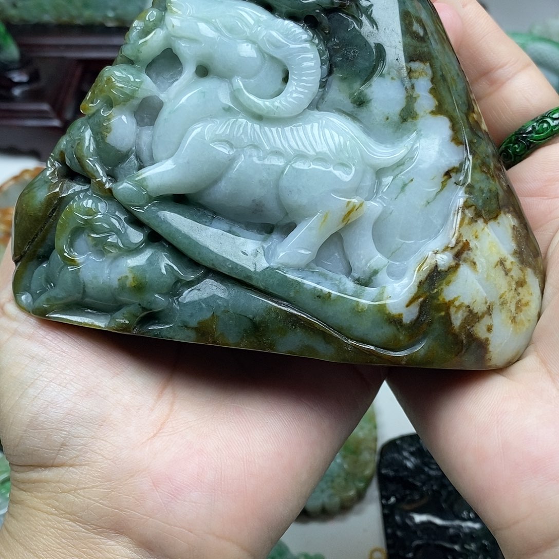 颈饰未镶嵌翡翠紫**雨摆件