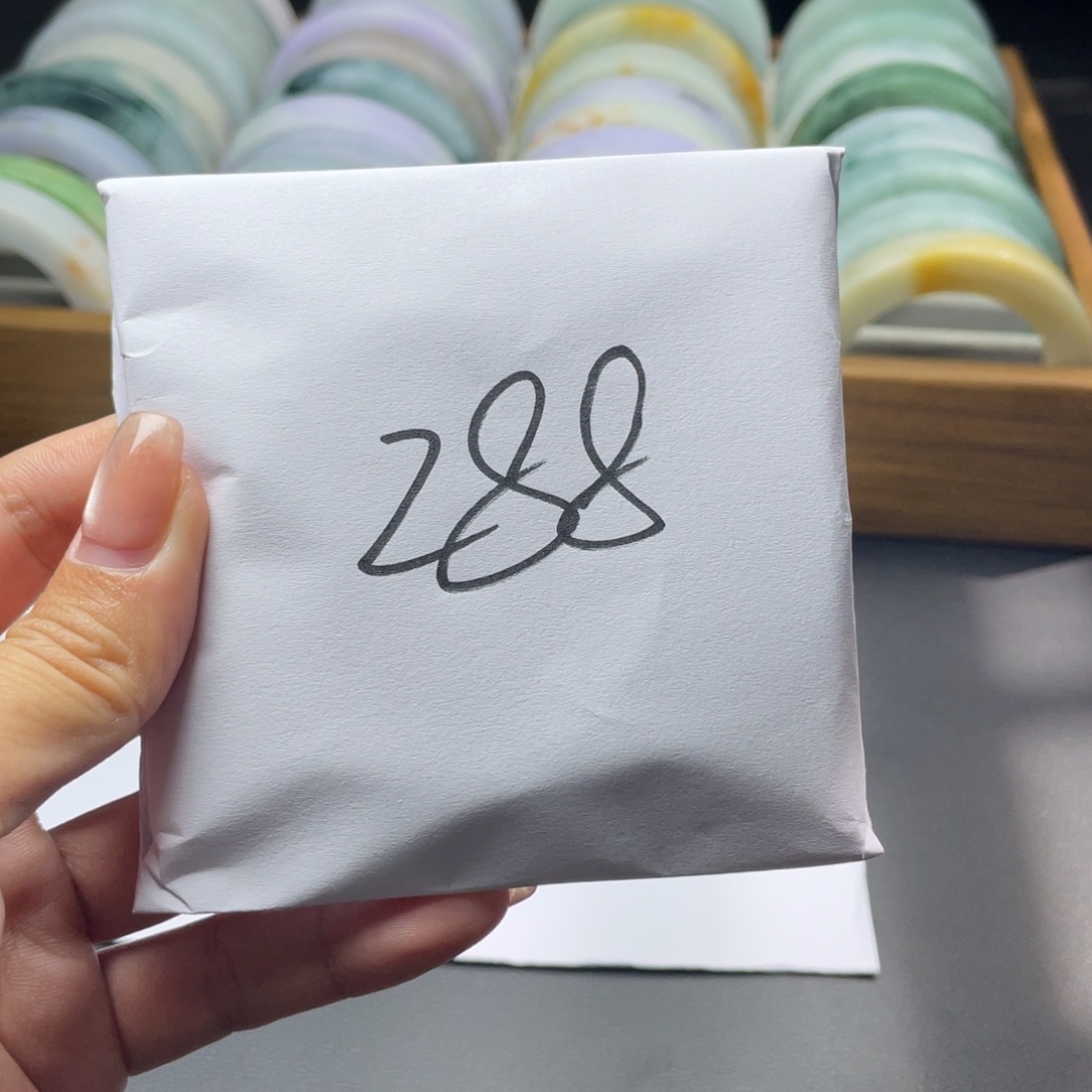 一***茶未镶嵌翡翠手镯定制翡翠