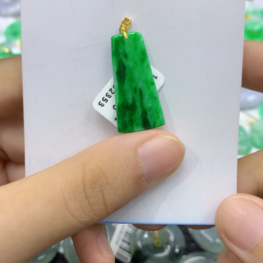 颈饰18K金镶嵌翡翠