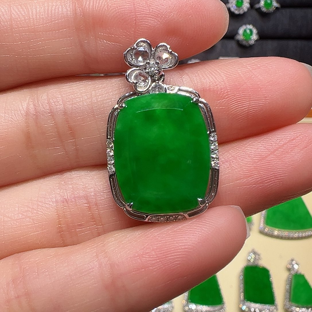 翡翠颈饰18K金镶嵌吊坠