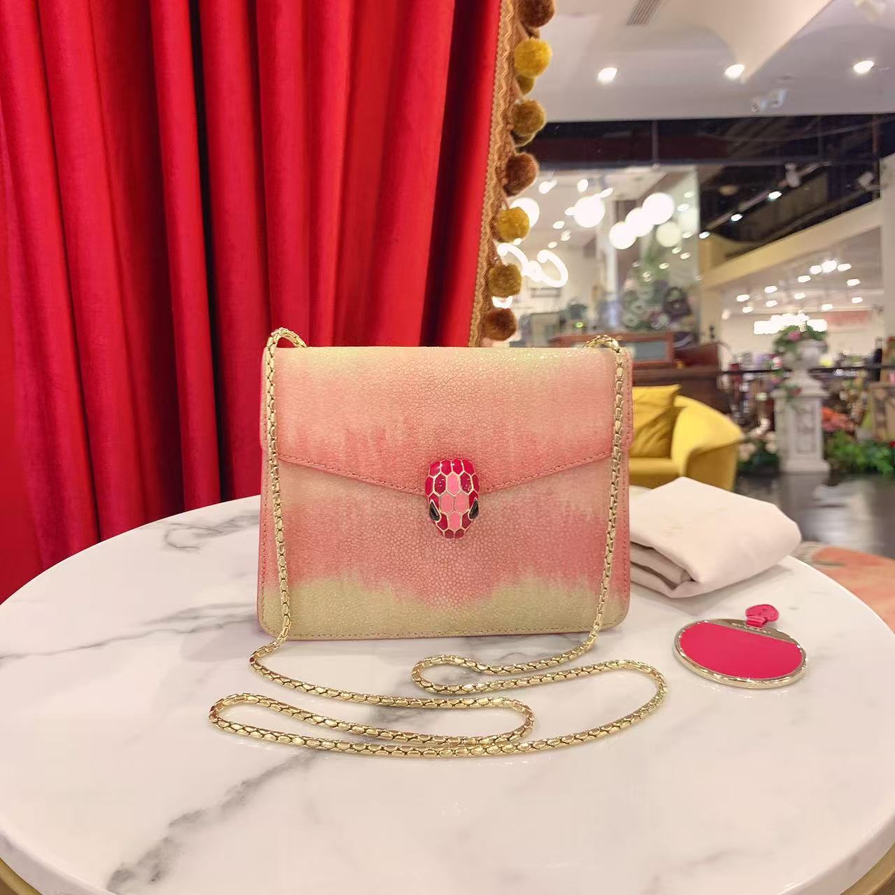 95新 BVLGARI/宝格丽 GGS蛇头包粉色渐变金扣珍珠鱼皮 69052573