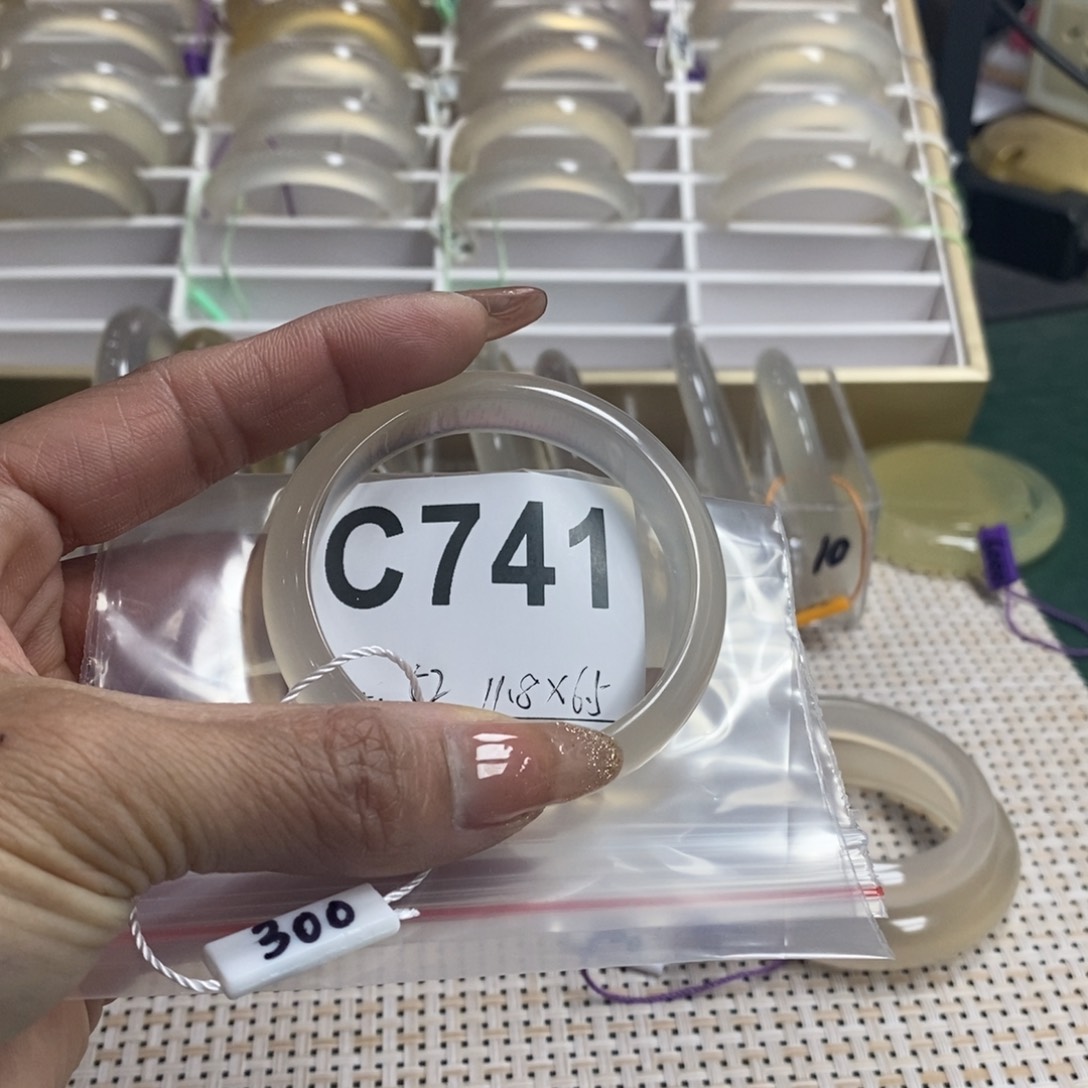 玛瑙/玉髓手镯未镶嵌小*玉