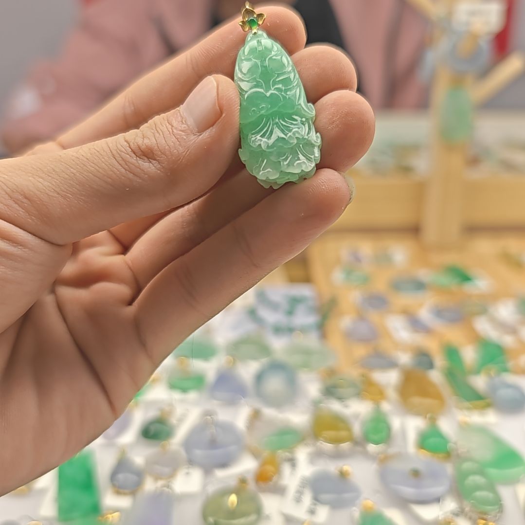 翡翠18K金镶嵌颈饰