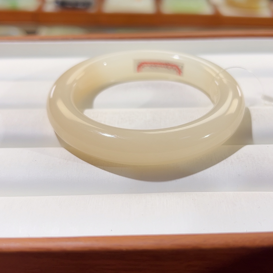 和田玉手镯未镶嵌粉白