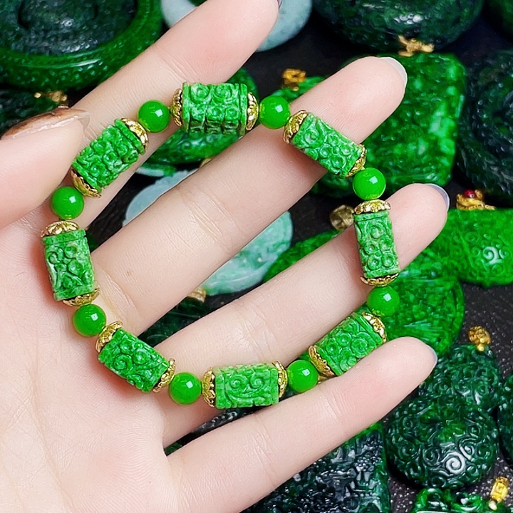 翡翠未镶嵌颈饰多样性