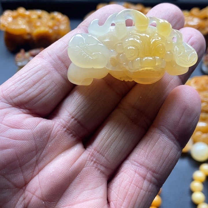 石英质玉（黄龙玉）未镶嵌颈饰