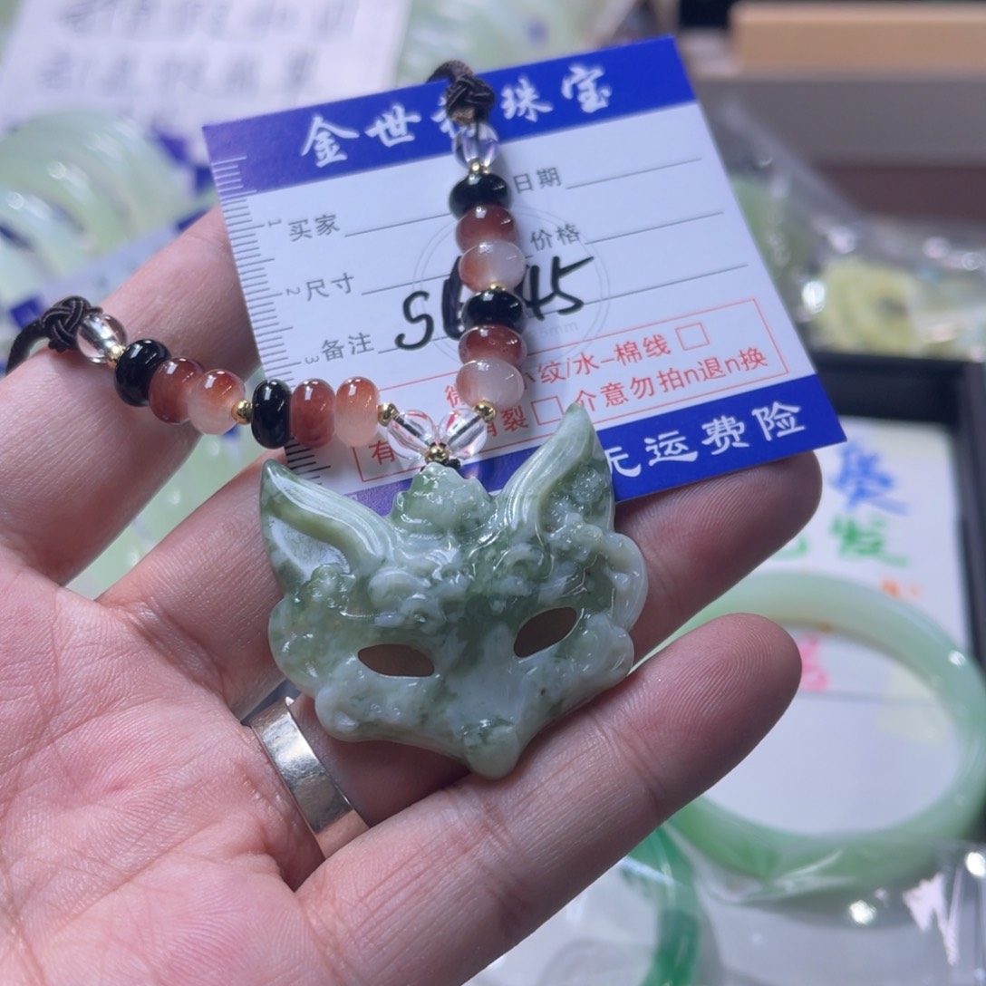 蛇纹石玉颈饰未镶嵌