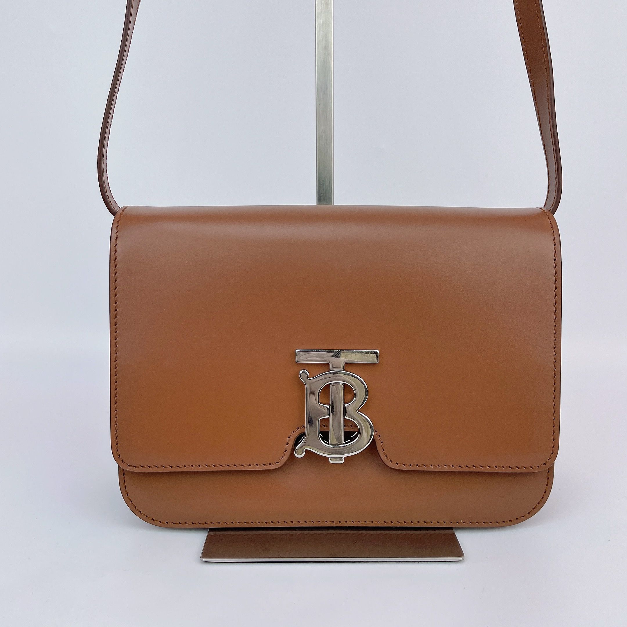 95新 BURBERRY/博柏利 博柏利棕色单肩包底长20 M771