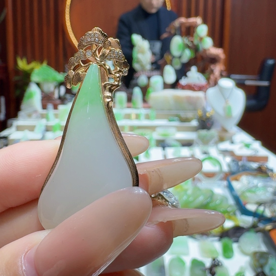 和田玉翠青冰底随形18K金镶嵌