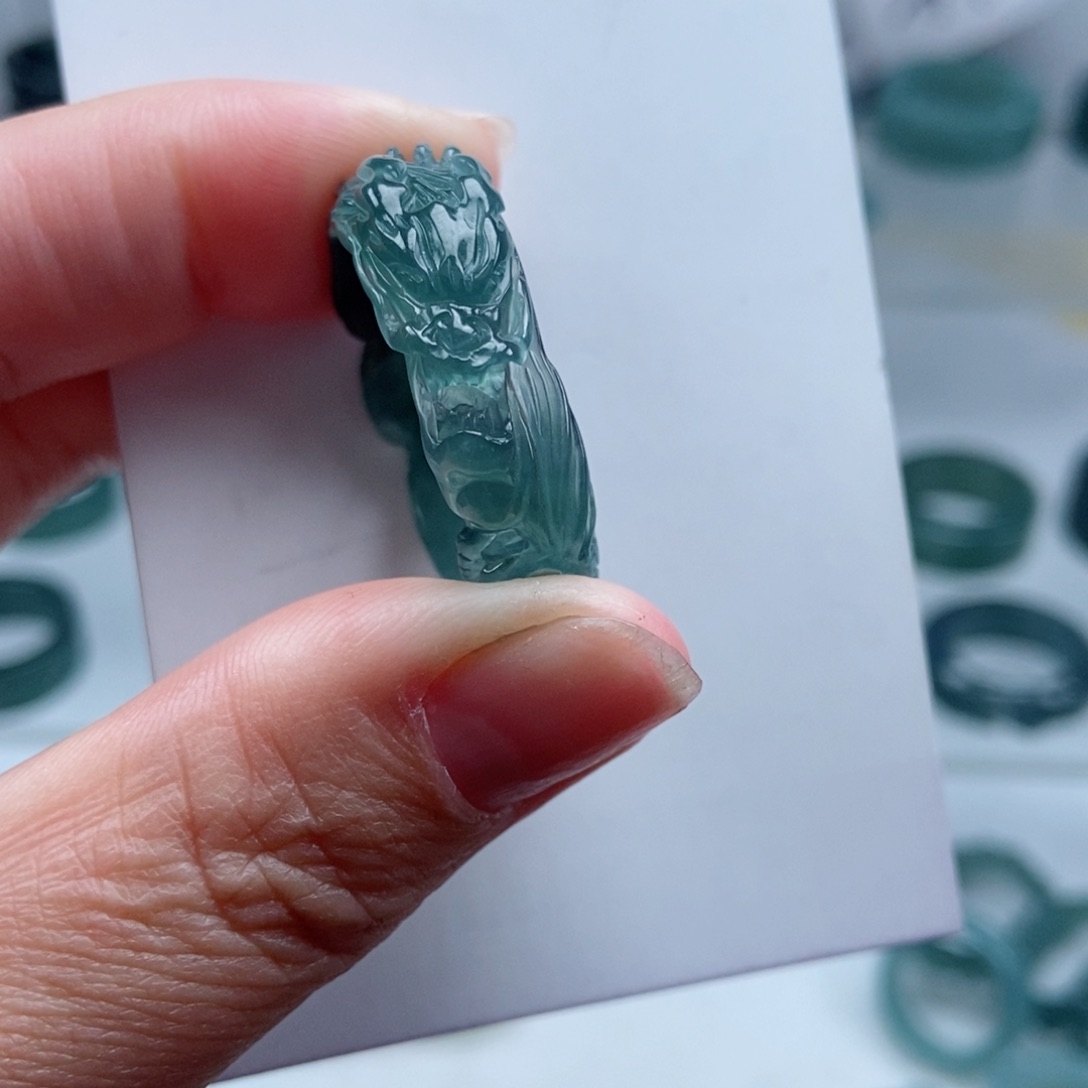 翡翠戒指未镶嵌孤****?