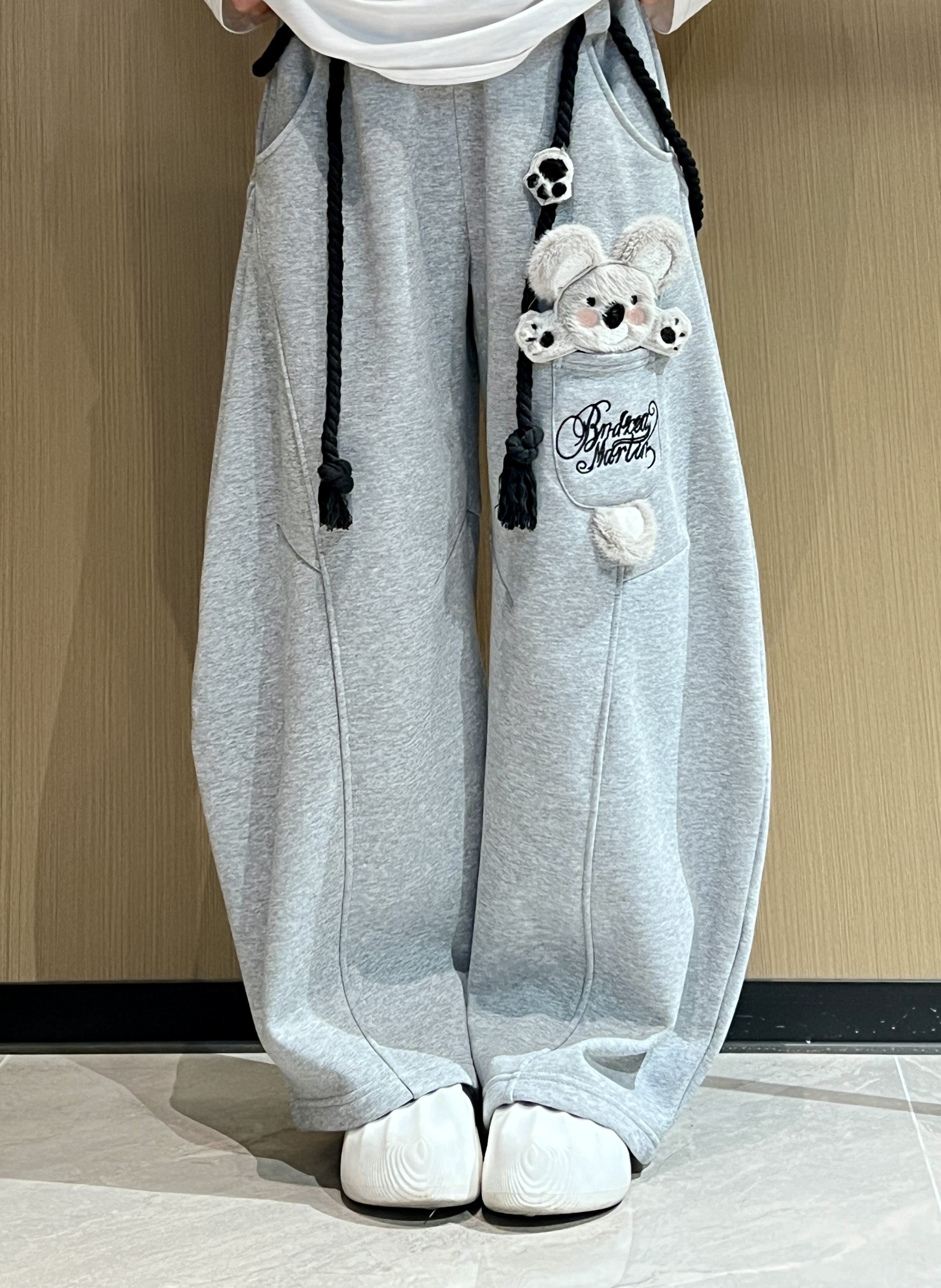 【方方定制】休闲立体刺绣考拉宽松加绒弯刀卫裤F129