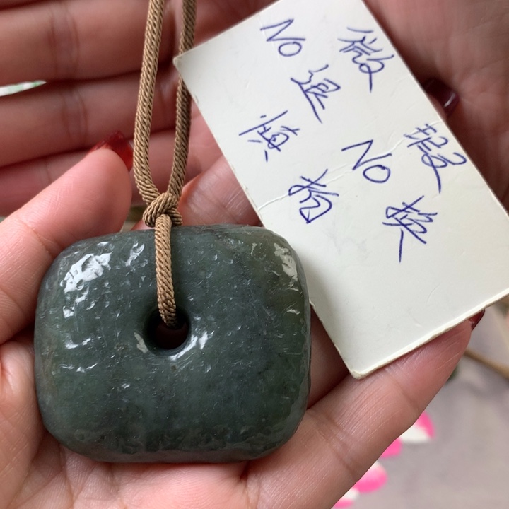 透闪石质玉挂件未镶嵌