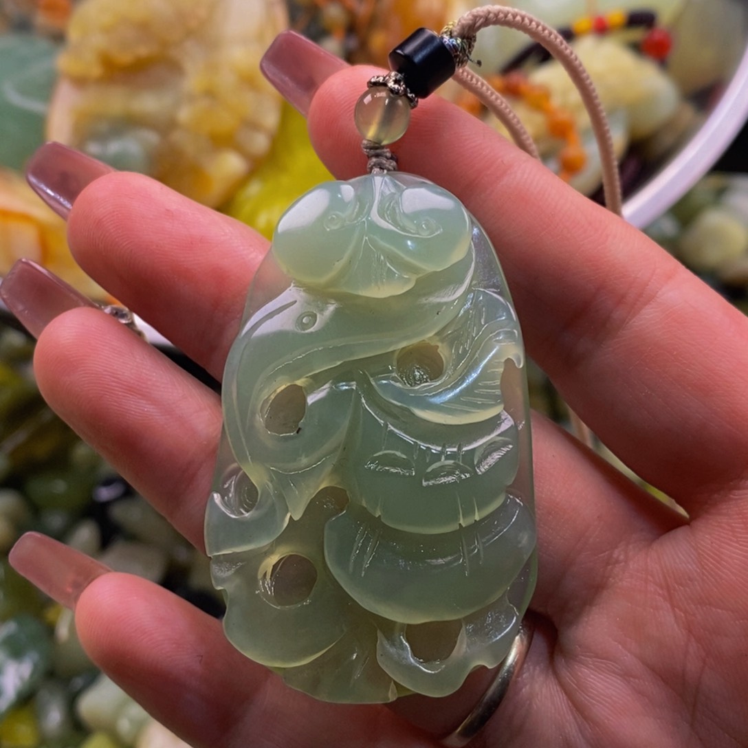 蛇纹石玉颈饰未镶嵌