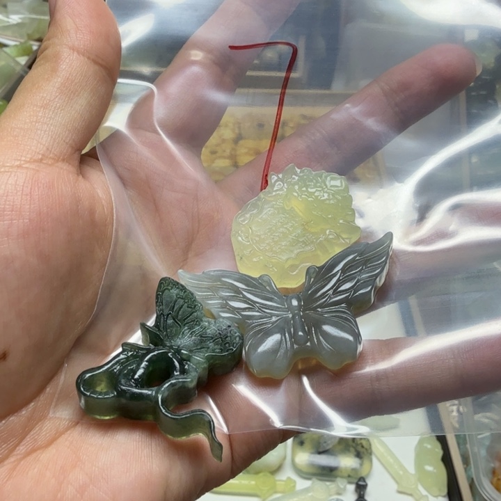 透闪石-蛇纹石玉吊坠未镶嵌