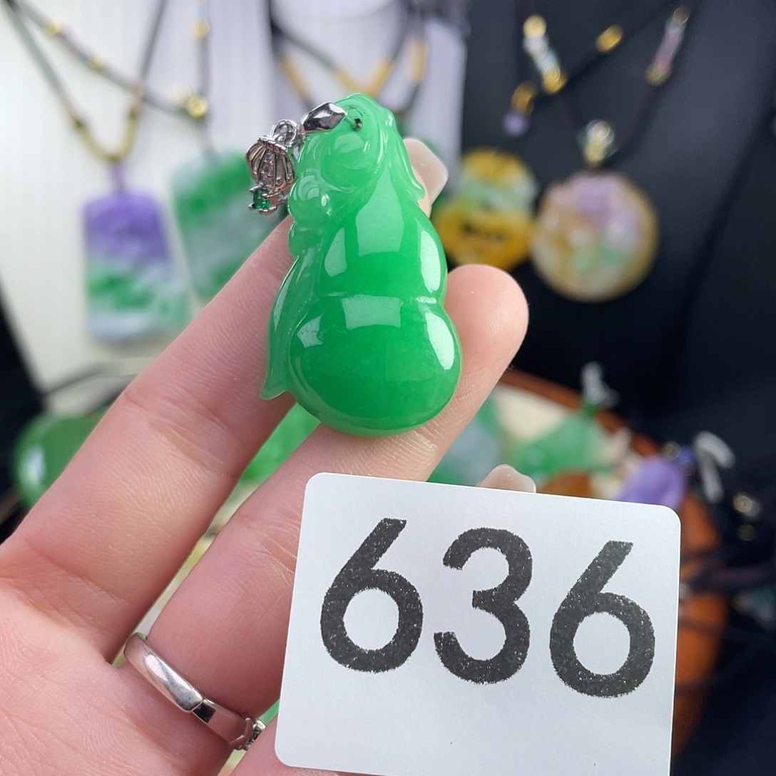 翡翠未镶嵌吊坠(赠链)